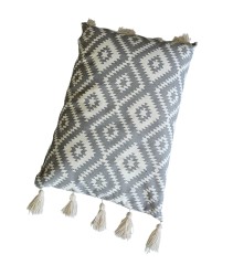 Подушки с узором и кисточками